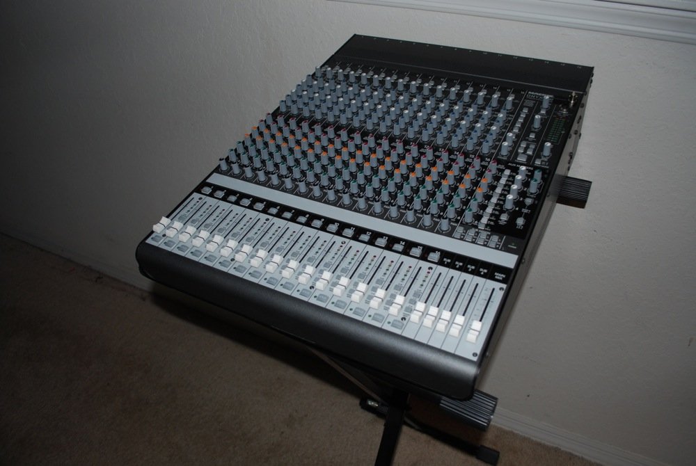 Mackie Onyx 1640 16-Ch./4-Bus Premium Small-Format Mixer : Amazon